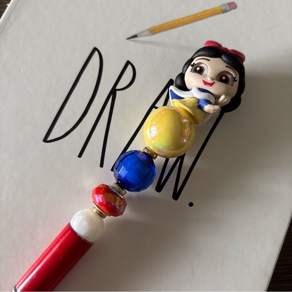 Disney Doorables: Snow White & the 7 dwarfs: Snow White handmade beaded pen - Picture 1 of 3
